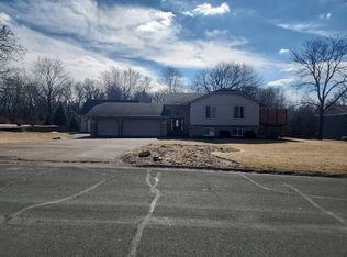 8394 Horizon Dr, Shakopee, MN 55379