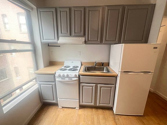 5th image of 311 W 95th St APT 6D