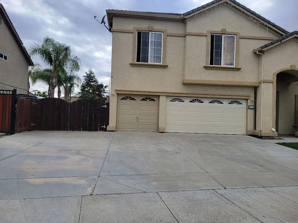 5 bed, 3.0 bath, 3184 sqft, $3,450 — Photo 2