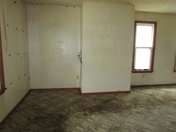 4th image of 415 N School St