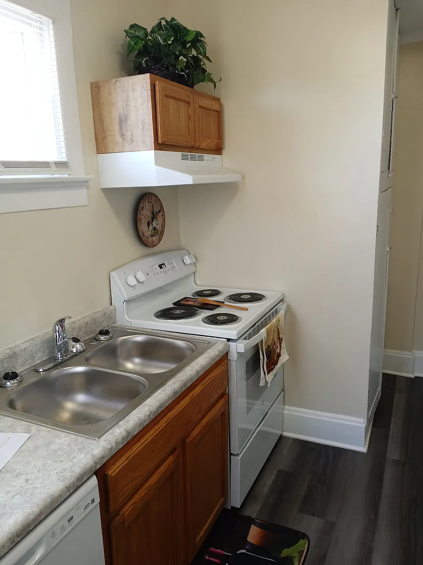 335 N E St photo 1