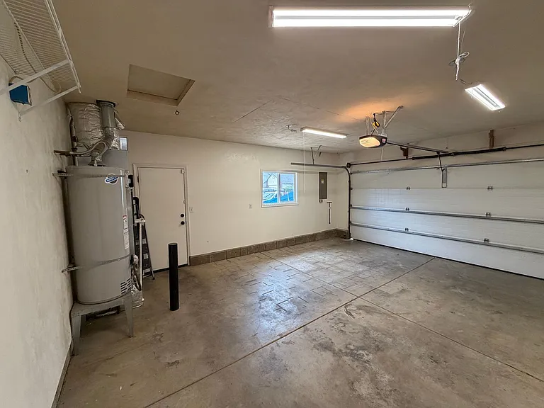 555 Edwards Dr — Photo 22
