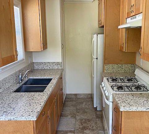 4th image of 2418 Oak St #6