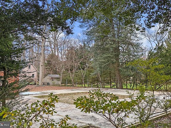 4th image of 1546 Shipsview Rd