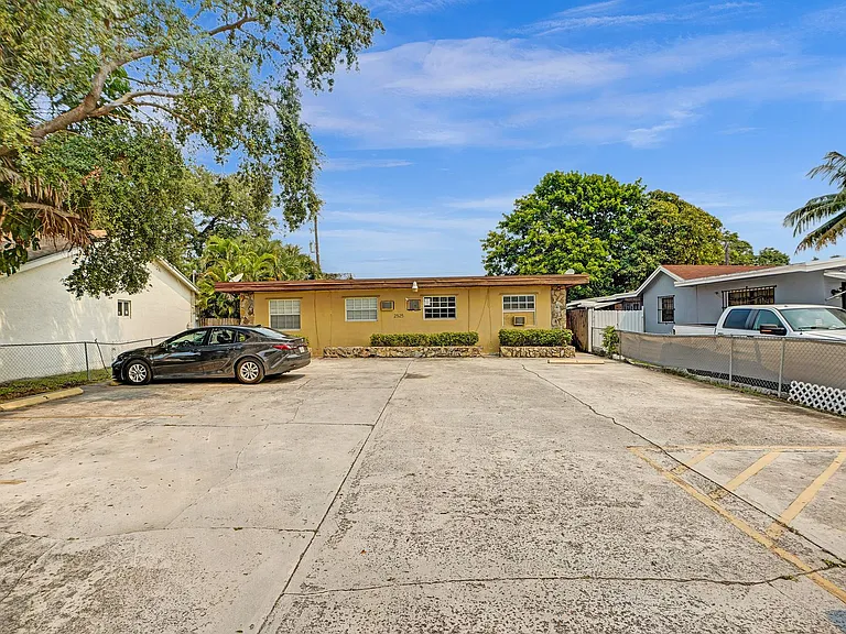 2525 Superior St — Photo 20