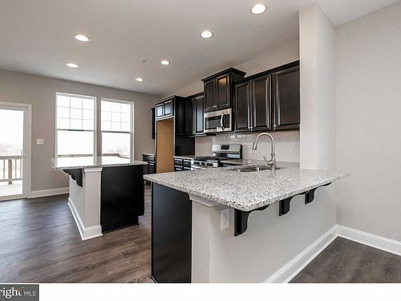 5th image of 317 Dawson Pl