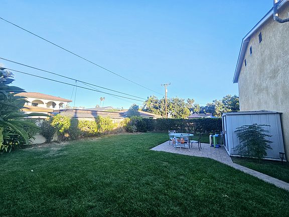 Shared back yard. Lawn is maintainted by the landlord