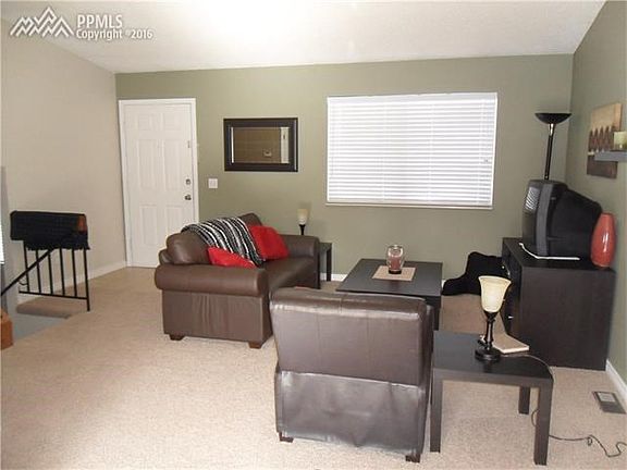 Neutral paint colors and carpet in the main entry and living room.