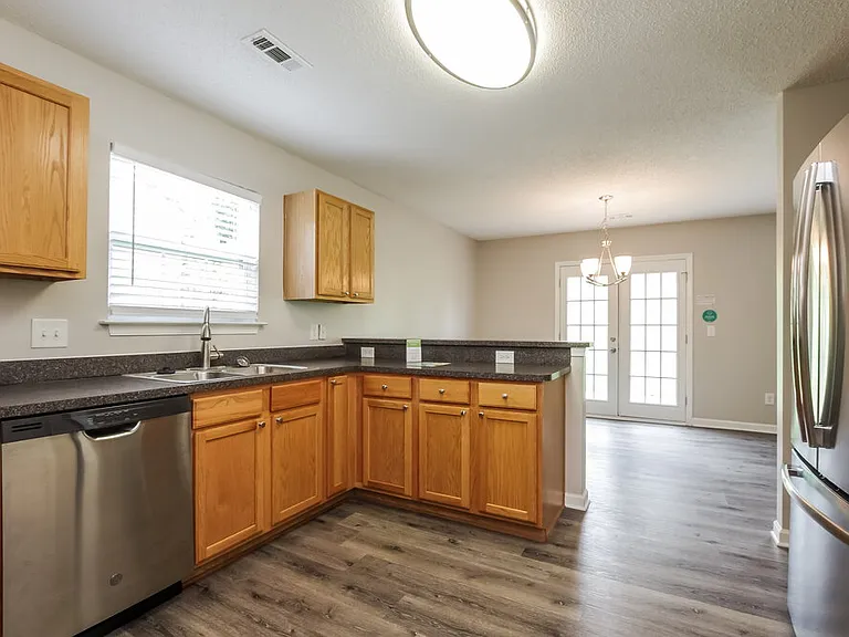 555 River View Dr — Photo 10