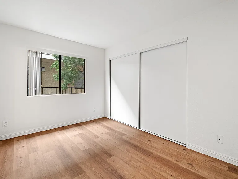 1026 Roswell Ave — Photo 7