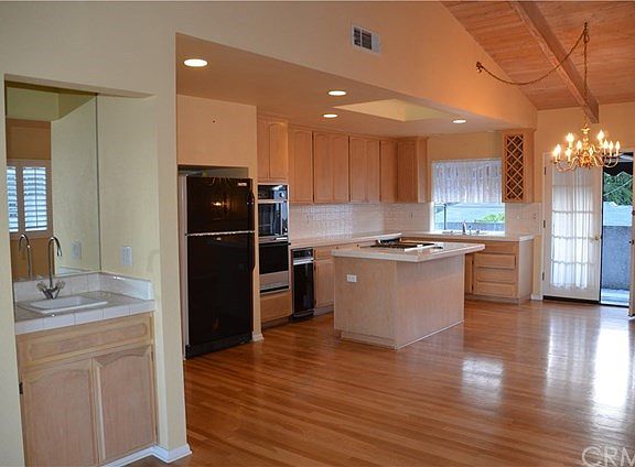 Open Floorplan and kitchen with Island. All kitchen applianc
