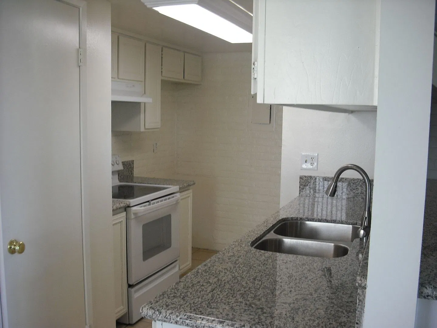 Enjoy townhouse living close to the beach. — Photo 4