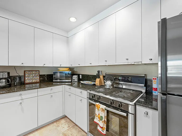 2552 Hyde St — Photo 9