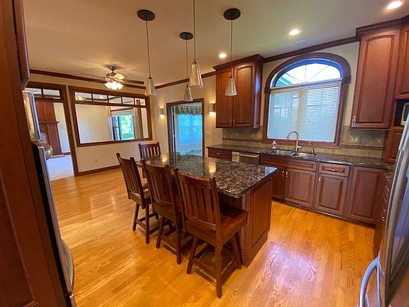 4th image of 3902 Crestwood Dr