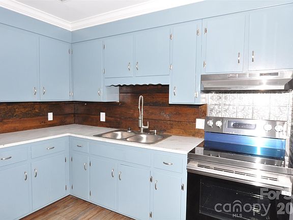 3rd image of 554 Gardendale Cir