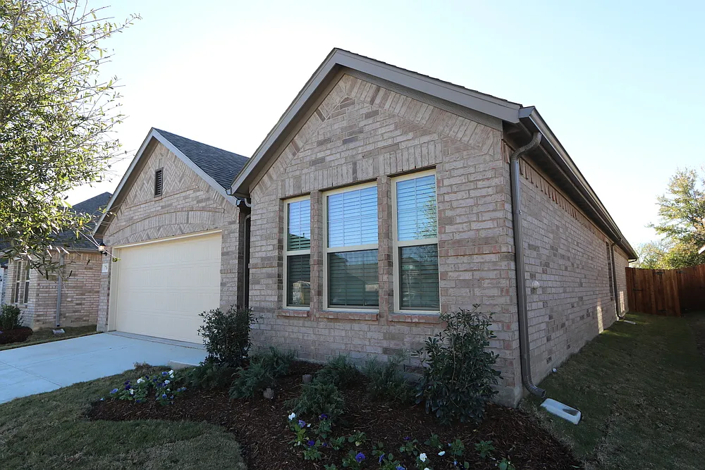 4 bed, 1810 sqft, $2,400 — Photo 2