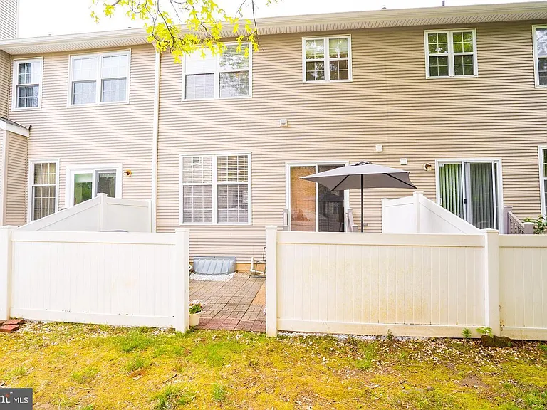 704 Dahlia Cir — Photo 24