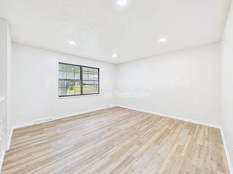 8622 E 108th Ter — Photo 2