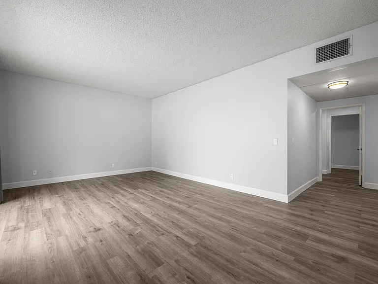 11800 Goshen Ave — Photo 5