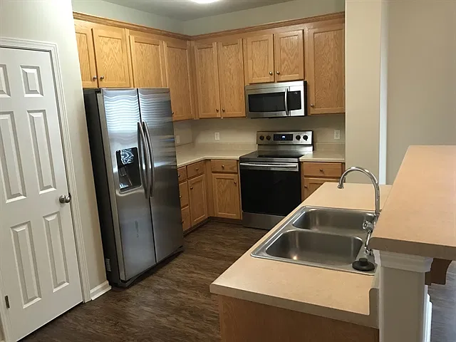 5 bed, 3.5 bath, 2928 sqft, $2,720 — Photo 2
