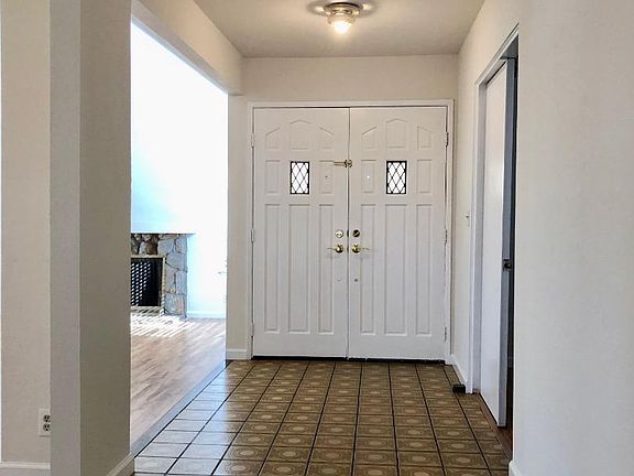3rd image of 2707 Middleborough Cir