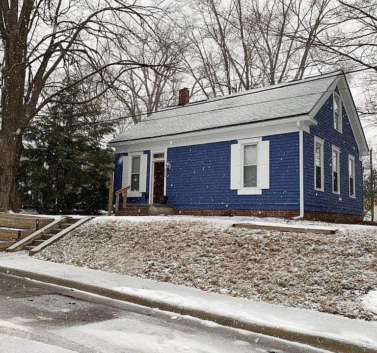 1st image of 690 W Pine St