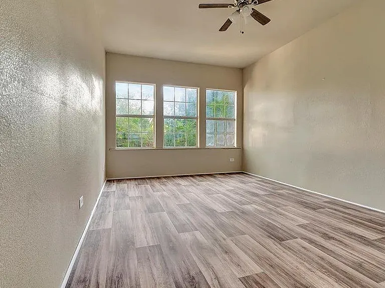 511 Woodlawn St — Photo 5