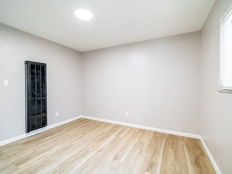 1075 Oak St — Photo 18