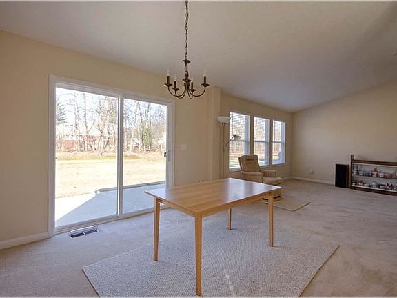 5th image of 19 Woodside Park Dr