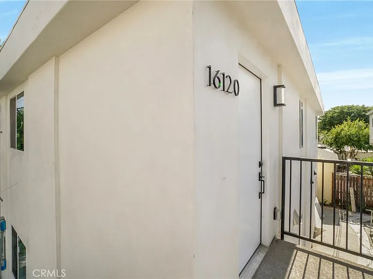 16118 Haynes St — Photo 23