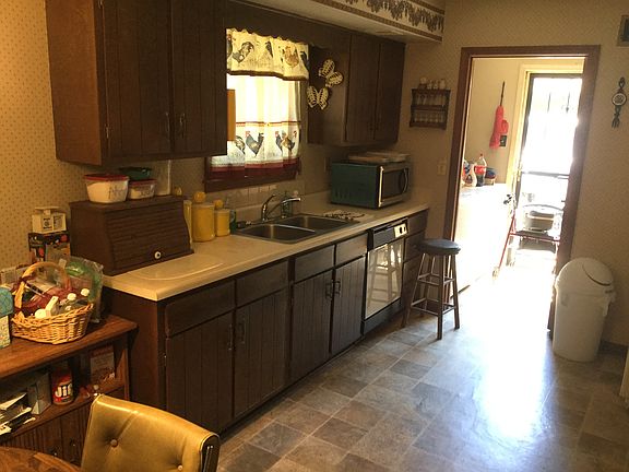 4th image of 3084 Darrow St