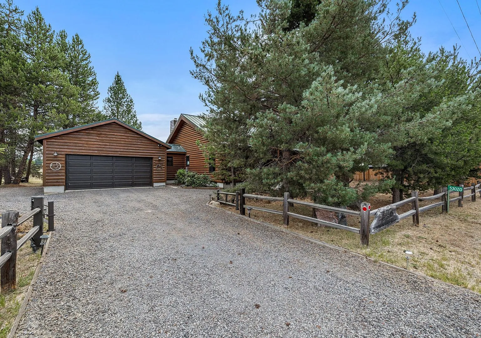 Log home on 3.57 riverfront acres with stunning view! Furnished — Photo 2