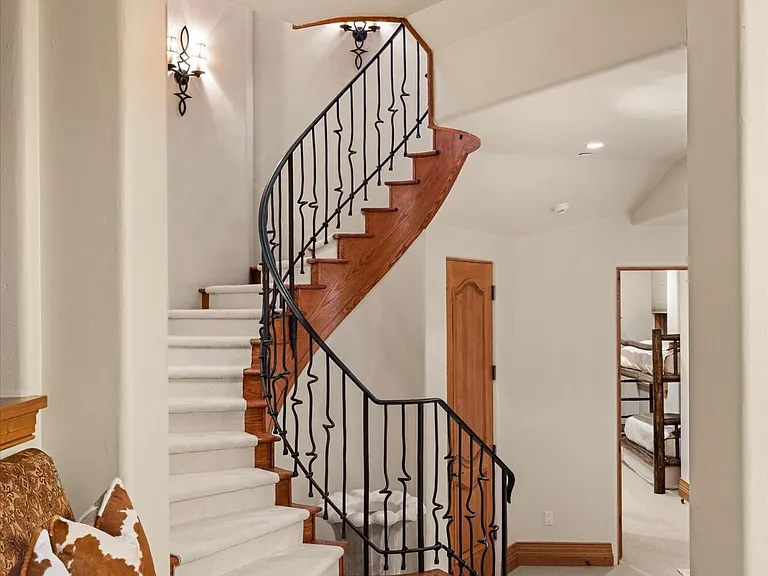 691 Pfister Dr — Photo 35