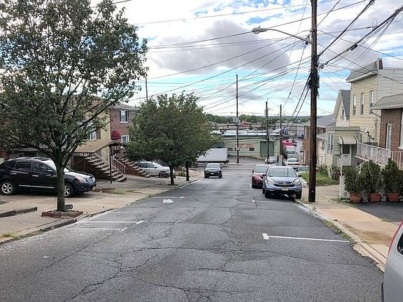 Exterior Neighborhood (street photo)