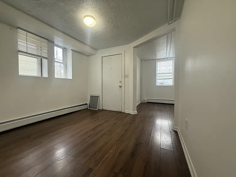 292 Catherine St #1 — Photo 6