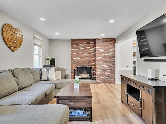 2nd image of 16 Camelot Ct #16