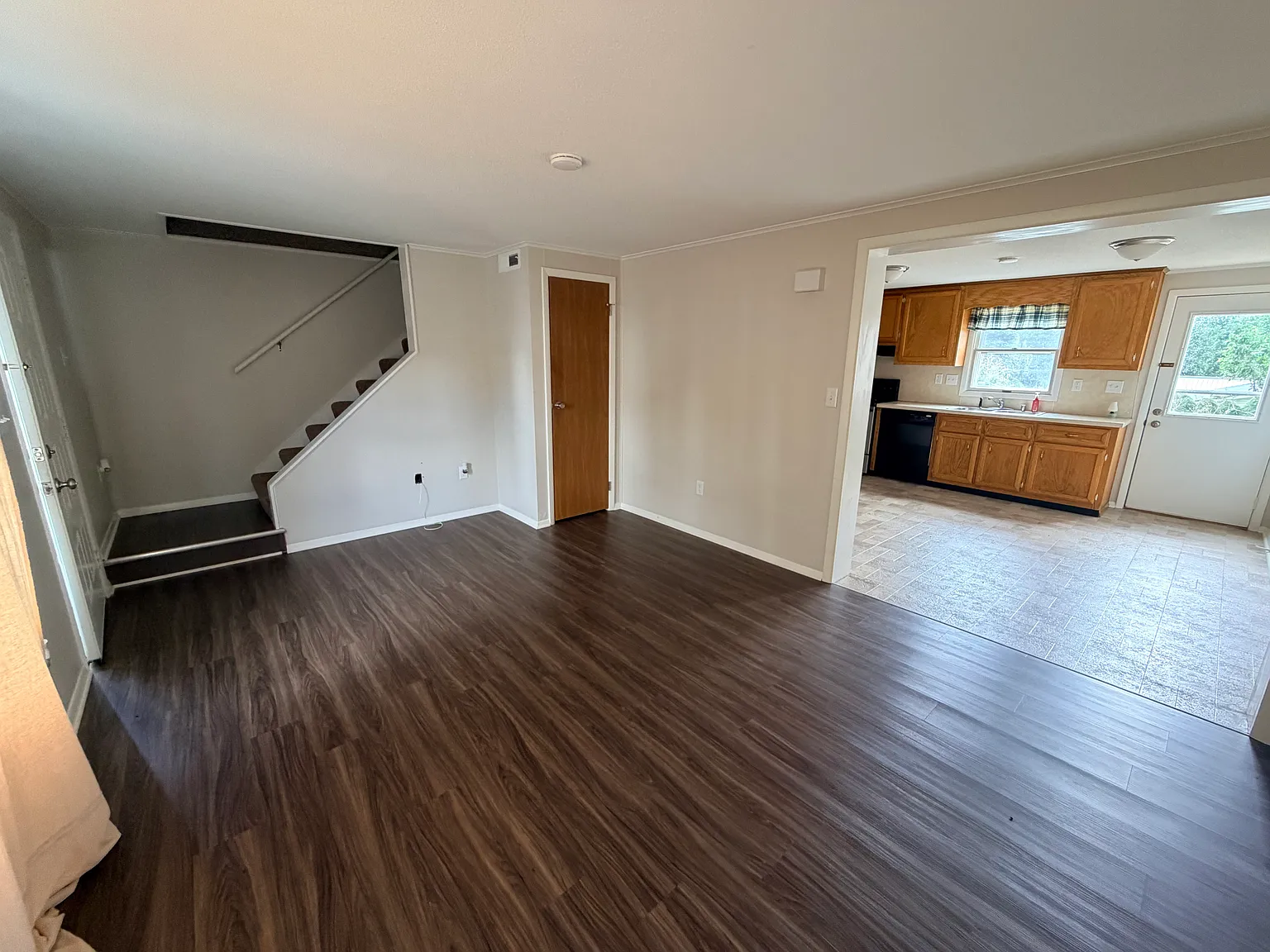 2 bed, 1.5 bath, 1050 sqft, $1,300 — Photo 3