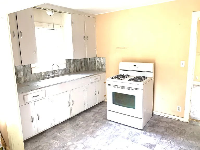 406 E Devers Ave — Photo 6