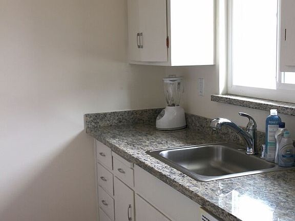 4th image of 254 College Ave #254