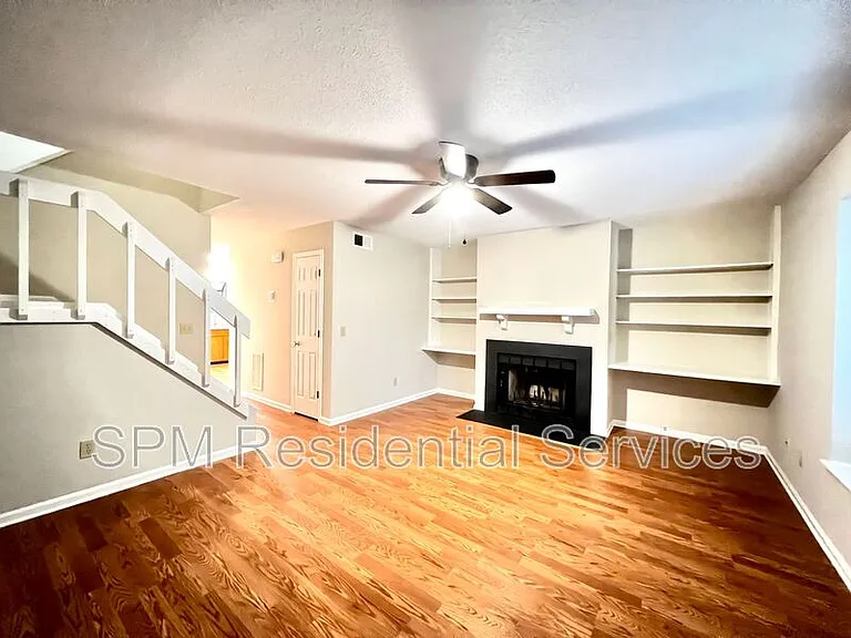 626 Cobblestone Dr — Photo 2