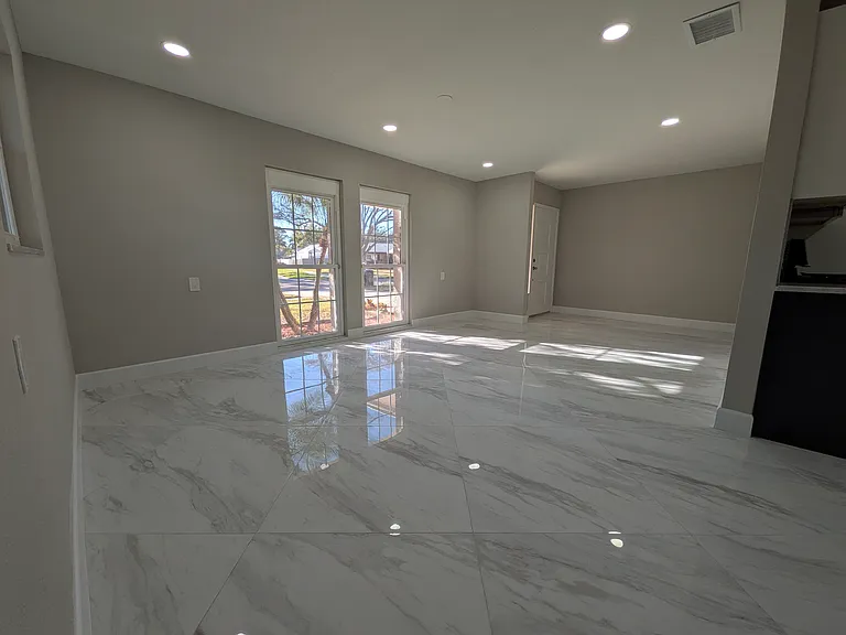 5523 Venetian Blvd NE — Photo 17