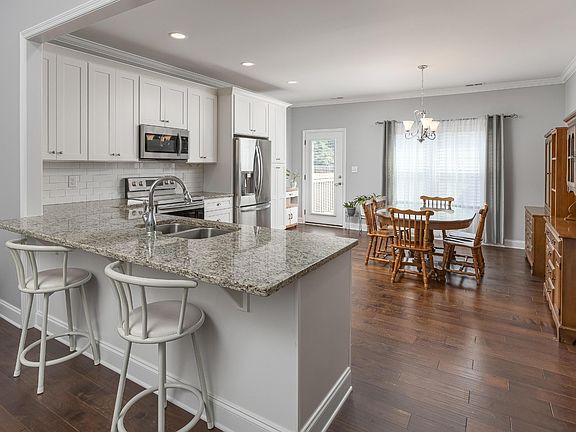 3rd image of 1624 Stonebriar Dr NE