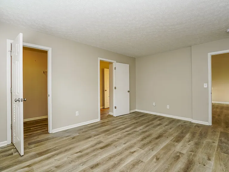 2146 Kingsglen Dr — Photo 15