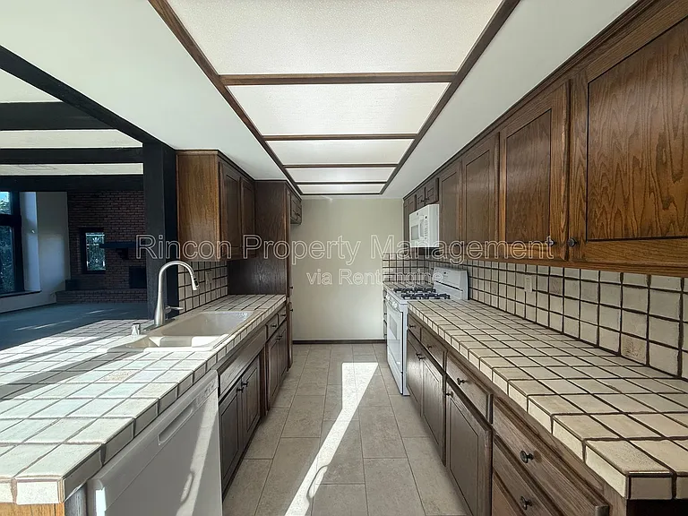 408 Galvin Cir — Photo 14