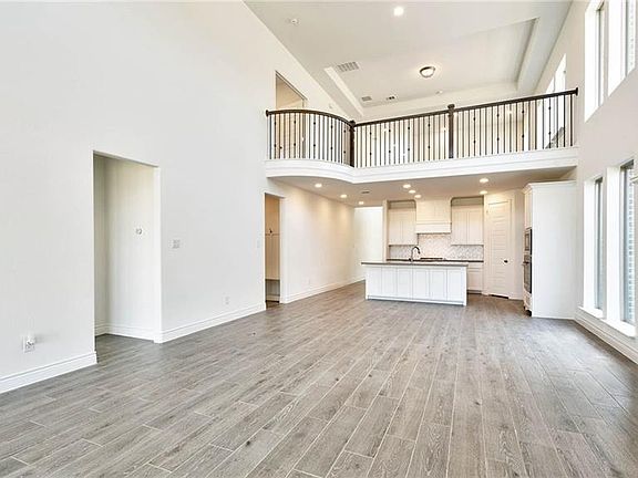 3rd image of 809 Esk Ave