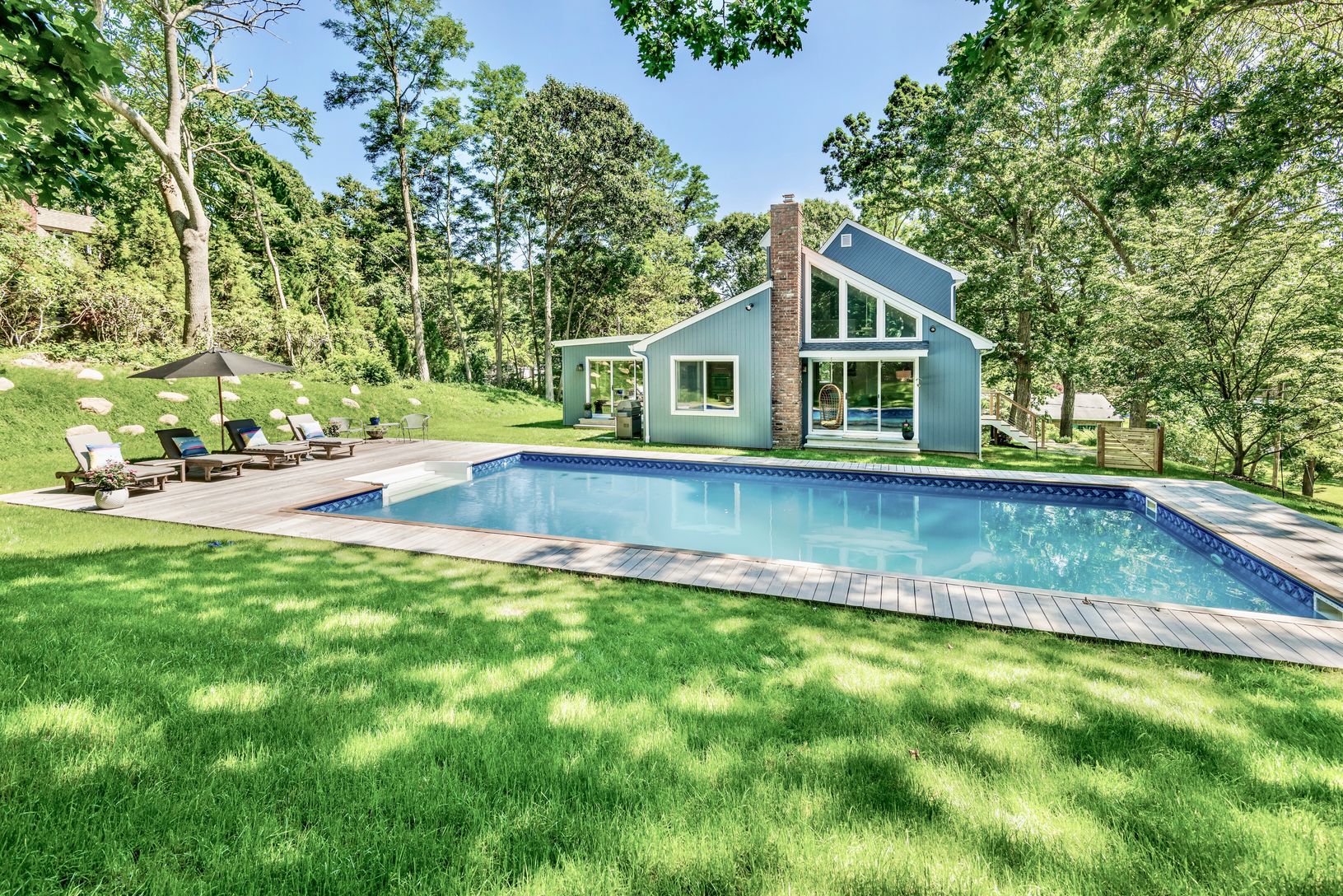  Private oasis just blocks to the beach.