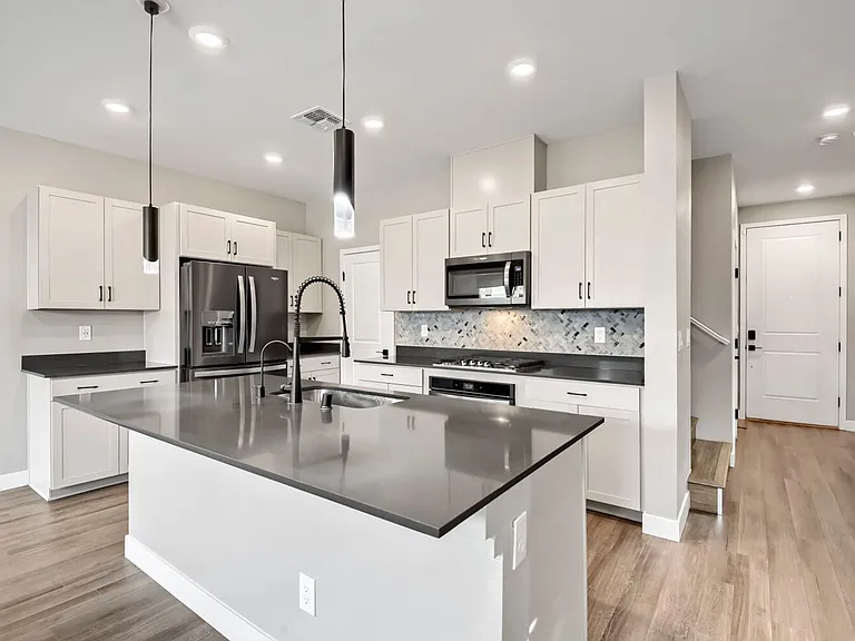7110 Cass Ave — Photo 8