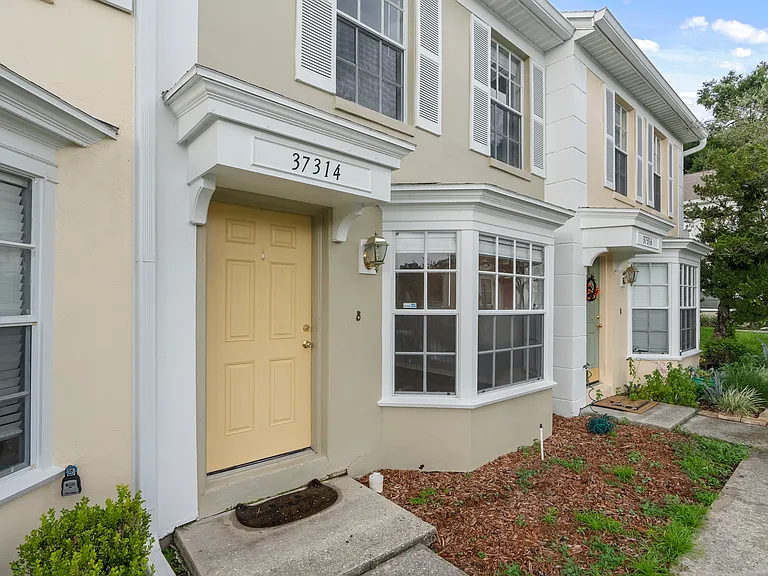 37314 Embassy Park Ln — Photo 1
