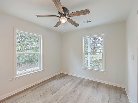 5th image of 3233 Truman Ave