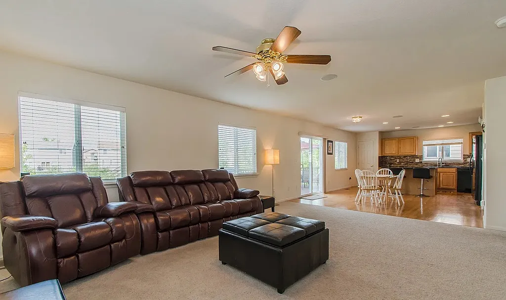4 bed, 3.5 bath, 3600 sqft, $3,200 — Photo 2